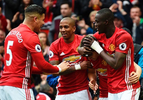 Cau thu MU dua nhau an mung khi ha guc Chelsea hinh anh