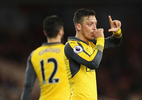Sanchez va Oezil giup Arsenal thang 2-1, nuoi hy vong duoi kip MU hinh anh