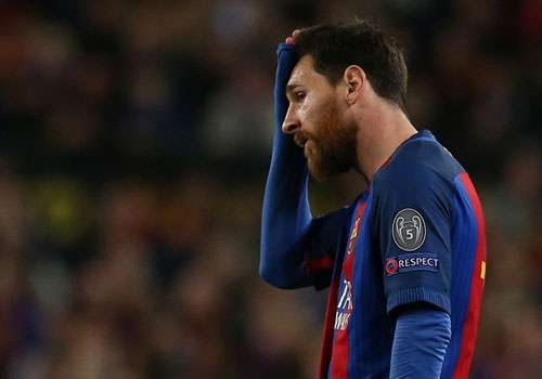 Messi gay that vong, Barca bi loai khoi Champions League hinh anh