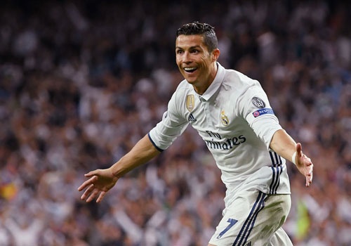 Ronaldo sang nhat doi hinh tu ket Champions League hinh anh
