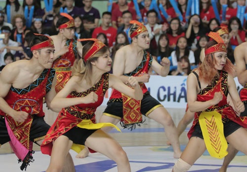 Chung ket VUG Ha Noi: Hap dan futsal va dance battle hinh anh