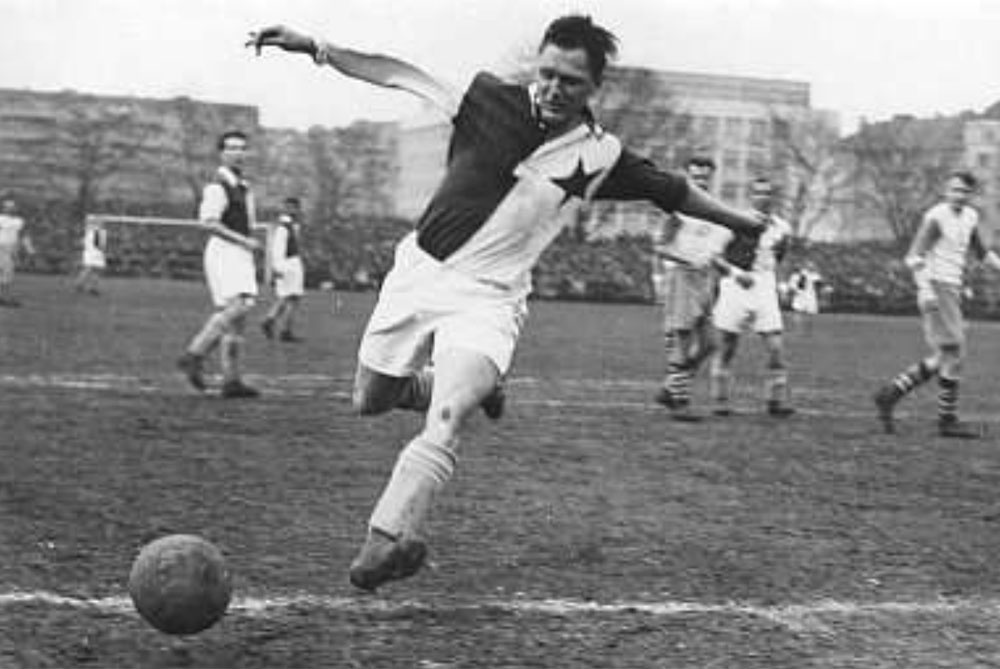 Messi gia nhap 10 chan sut huyen thoai anh 1