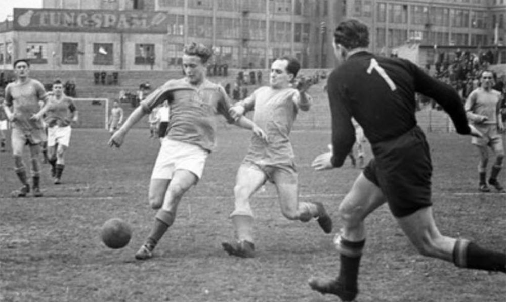 Messi gia nhap 10 chan sut huyen thoai anh 7