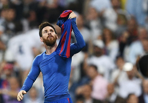 Messi don con mua loi khen khi giup Barca ha guc Real hinh anh