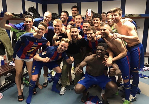 Neymar chup anh an mung cung dong doi du khong thi dau hinh anh