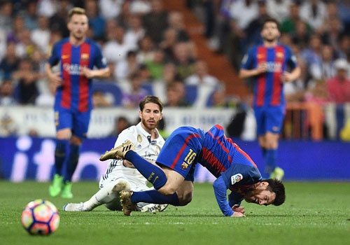 Sergio Ramos: ‘Toi khong co y dinh triet ha Messi hinh anh