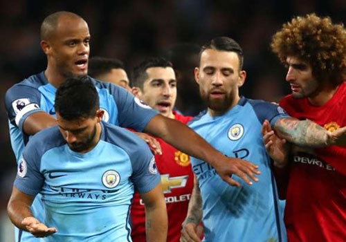 MU choi te truoc Man City, fan don tuc gian len Fellaini hinh anh