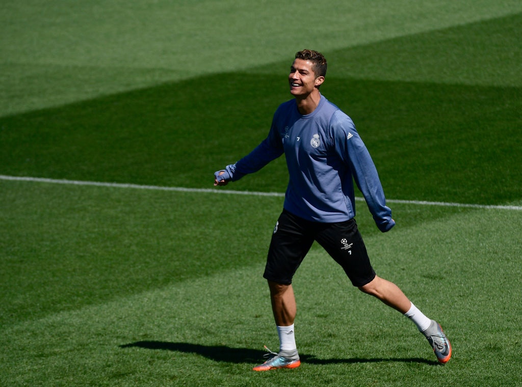 Ronaldo phan khich truoc tran doi dau Atletico anh 6