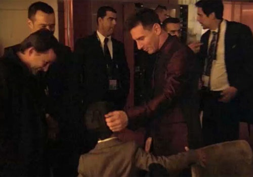 Con trai Ronaldo chao hoi Lionel Messi hinh anh