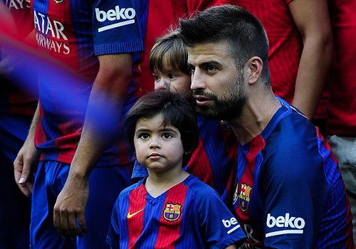 Bi mat ao dau Real Madrid trong nha Pique hinh anh