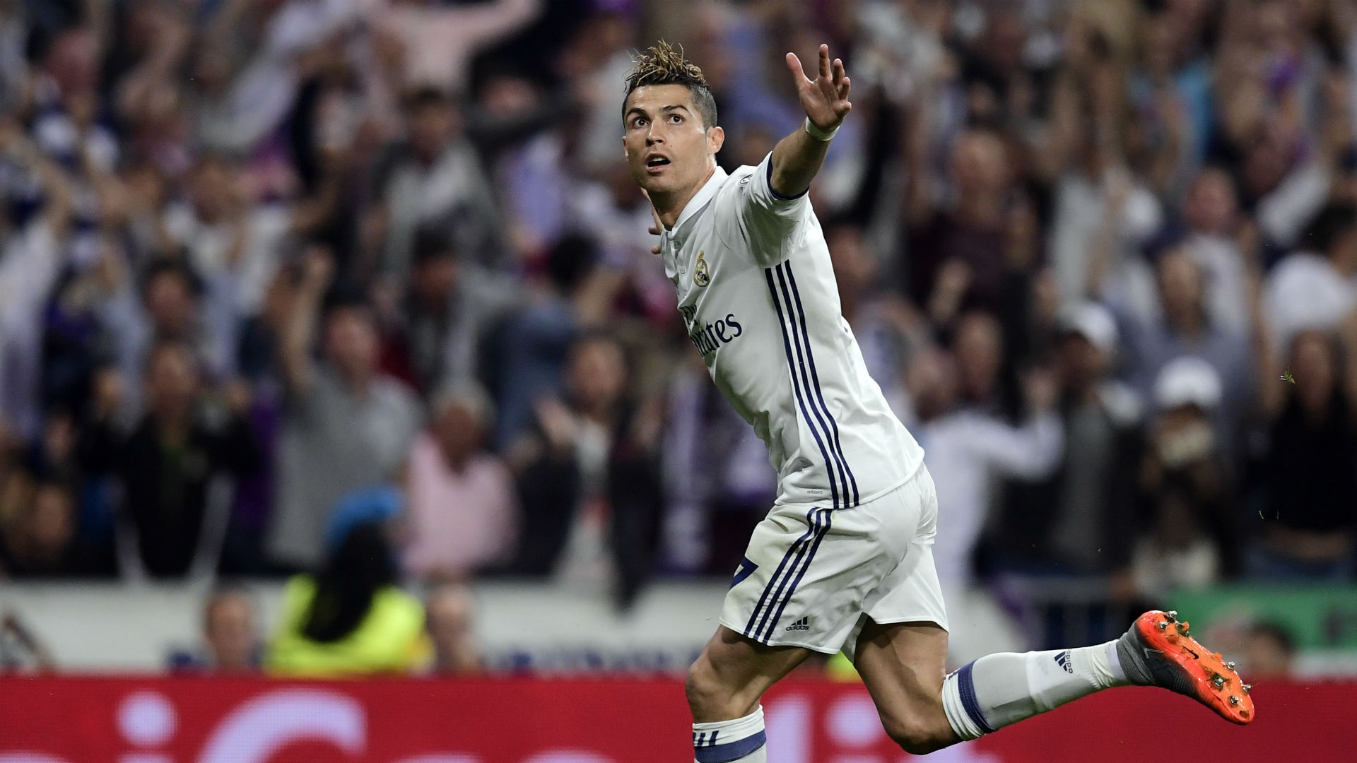 Ronaldo đón cơn mưa lời khen ảnh 1 Ronaldo don con mua loi khen anh 1