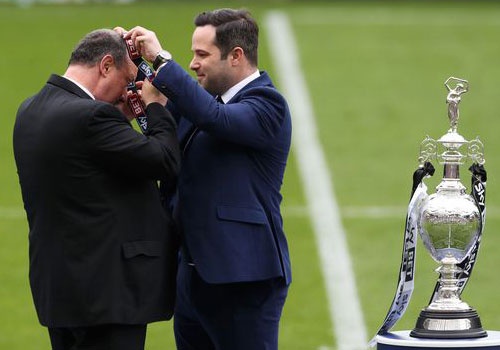 Thay tro Benitez vo dich Championship sau cuoc dua nghet tho hinh anh