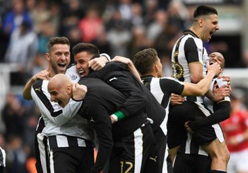 Cau thu Newcastle om nhau an mung chuc vo dich hinh anh