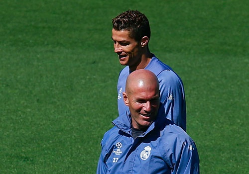 Zidane giao nhiem vu ghi ban cho Ronaldo, benh vuc Benzema hinh anh