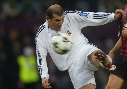 Tron 15 nam Zidane ghi tuyet pham cho Real o Champions League hinh anh