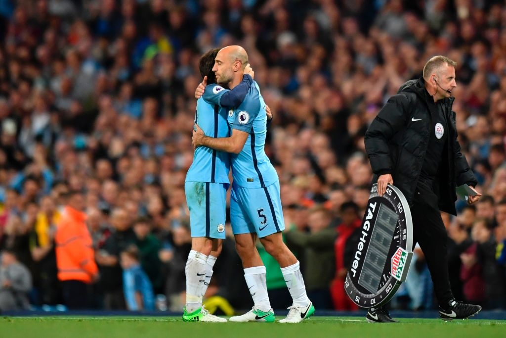 Man City tro lai top 3 Premier League anh 6