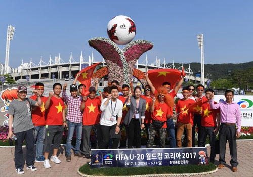 Canh sat va xe chong bao dong bao ve tran dau cua U20 Viet Nam hinh anh