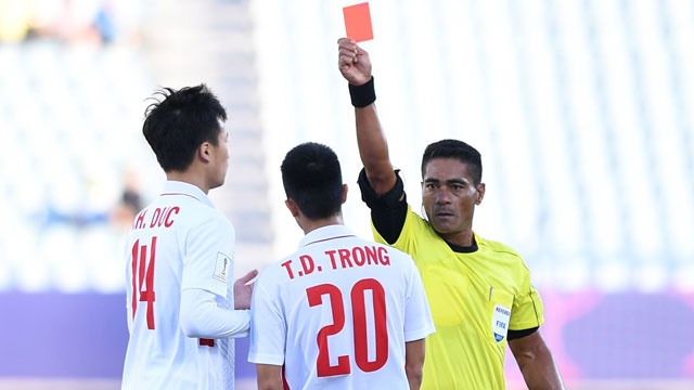 U20 Viet Nam 0-4 U20 Phap: Dinh Trong nhan the do hinh anh