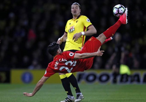 Pha nga ban den cua Can dep nhat Premier League mua vua qua hinh anh