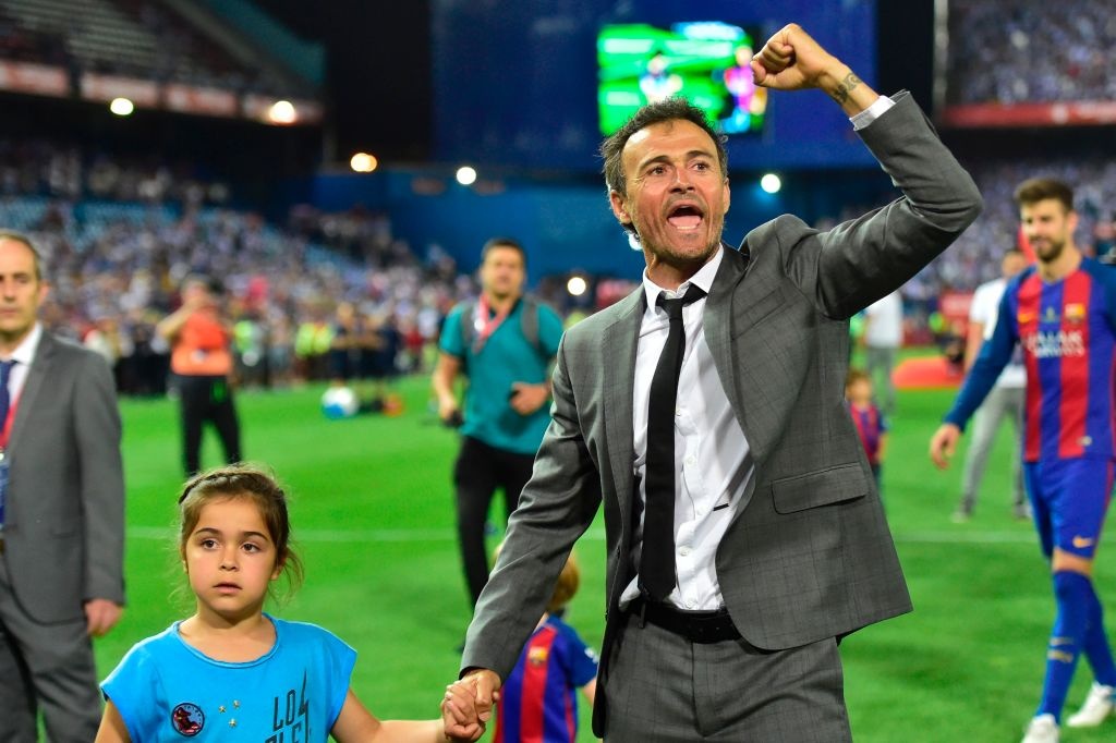 Vợ và con trai xuống sân mừng Messi ảnh 9 Vo va con trai xuong san mung Messi anh 9