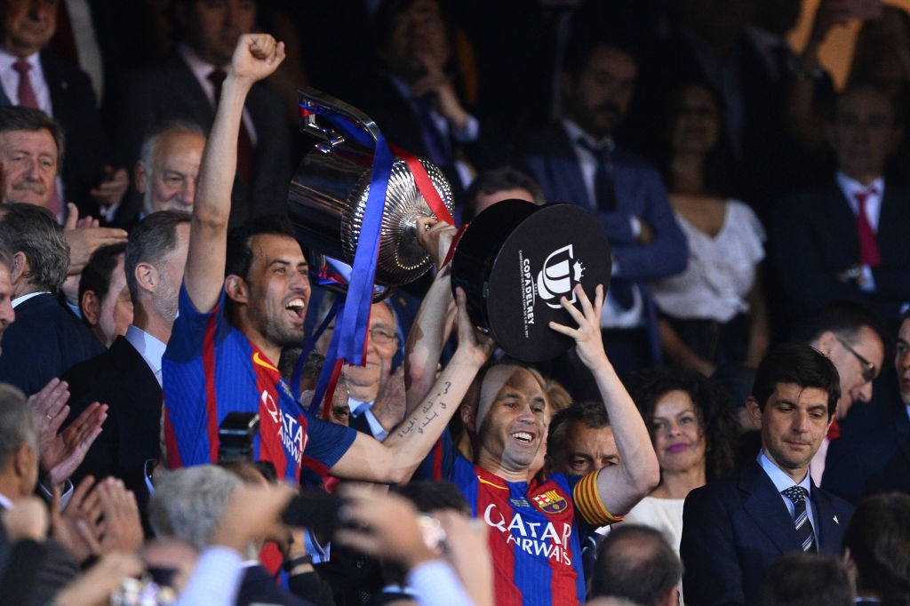 Vợ và con trai xuống sân mừng Messi ảnh 8 Vo va con trai xuong san mung Messi anh 8