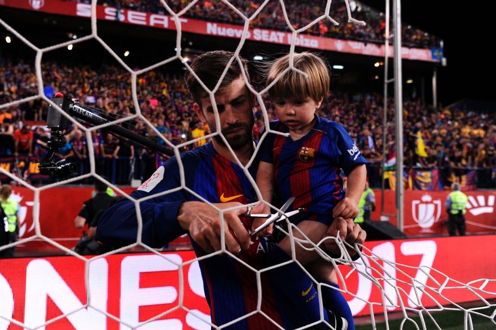 Vợ và con trai xuống sân mừng Messi ảnh 6 Vo va con trai xuong san mung Messi anh 6