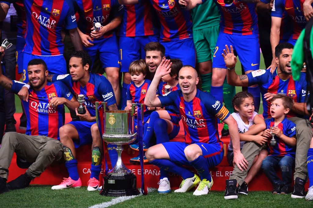 Vợ và con trai xuống sân mừng Messi ảnh 7 Vo va con trai xuong san mung Messi anh 7