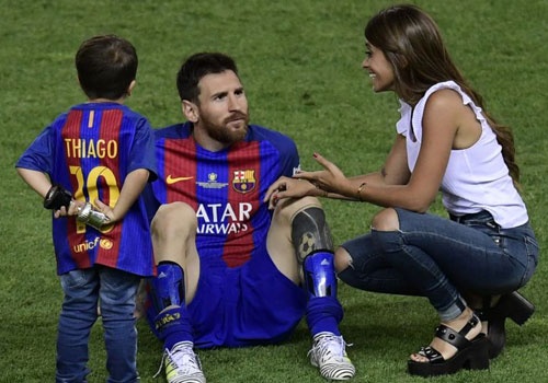 Vo va con trai xuong san chuc mung Messi doat cup nha vua hinh anh