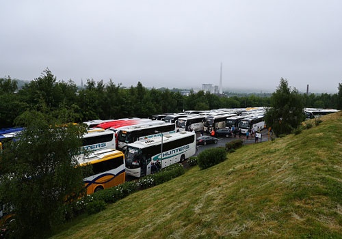 Tac duong den san truoc tran bong da dat gia nhat mua nay hinh anh