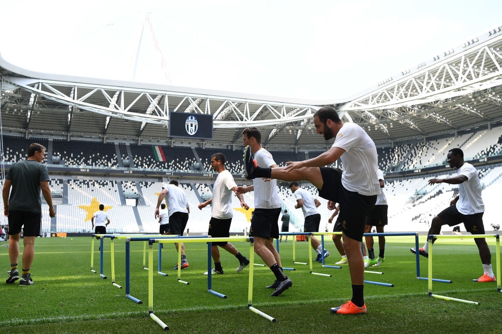 Buffon vang mat,  Khedira tuc gian anh 2