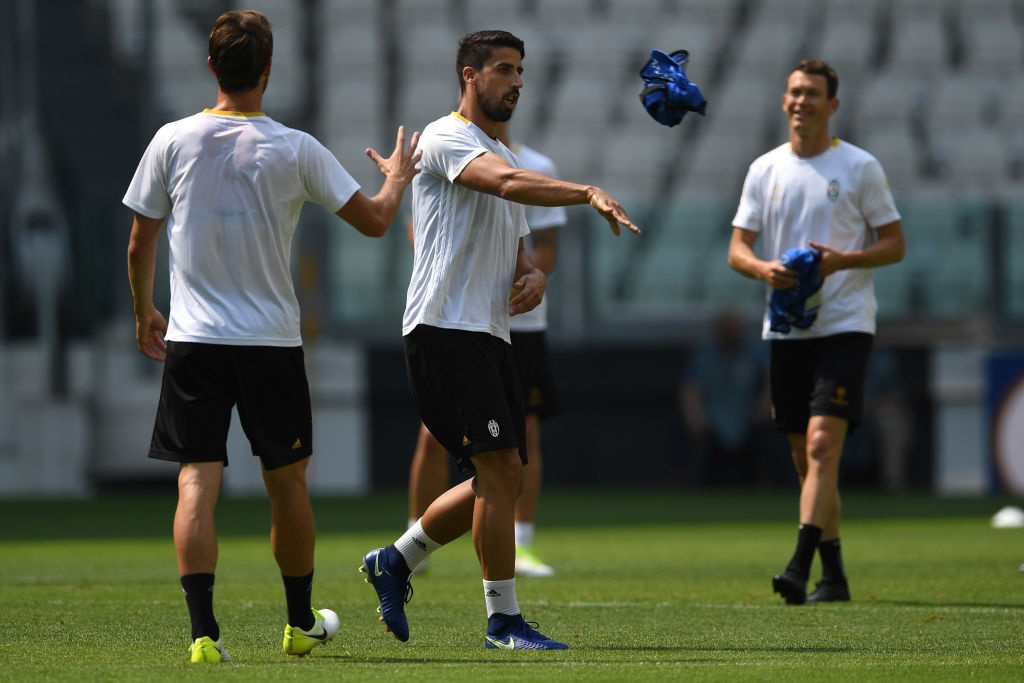 Buffon vang mat,  Khedira tuc gian anh 4