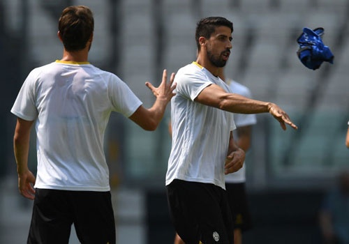 Khedira tuc gian nem ao tren san tap truoc tran gap Real hinh anh