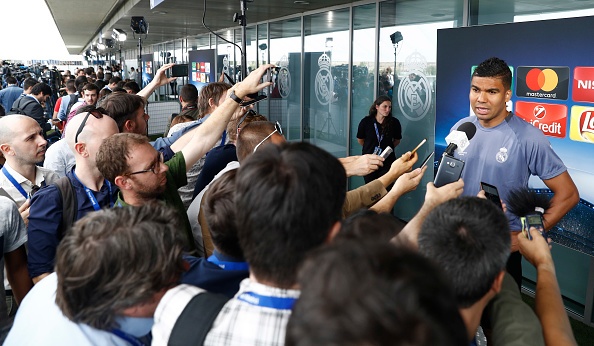 Truyen thong quoc te vay cau thu Real anh 11