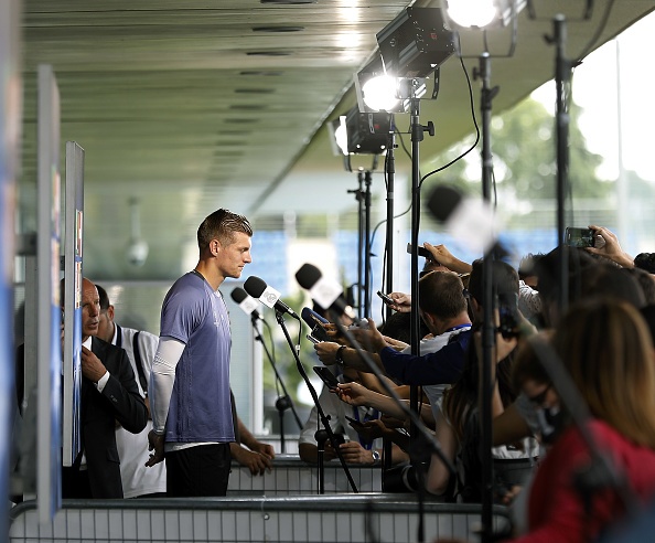 Truyen thong quoc te vay cau thu Real anh 9