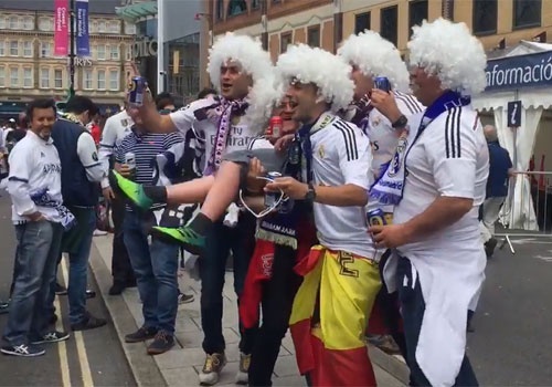 Co dong vien Real ca hat cuong nhiet truoc chung ket hinh anh