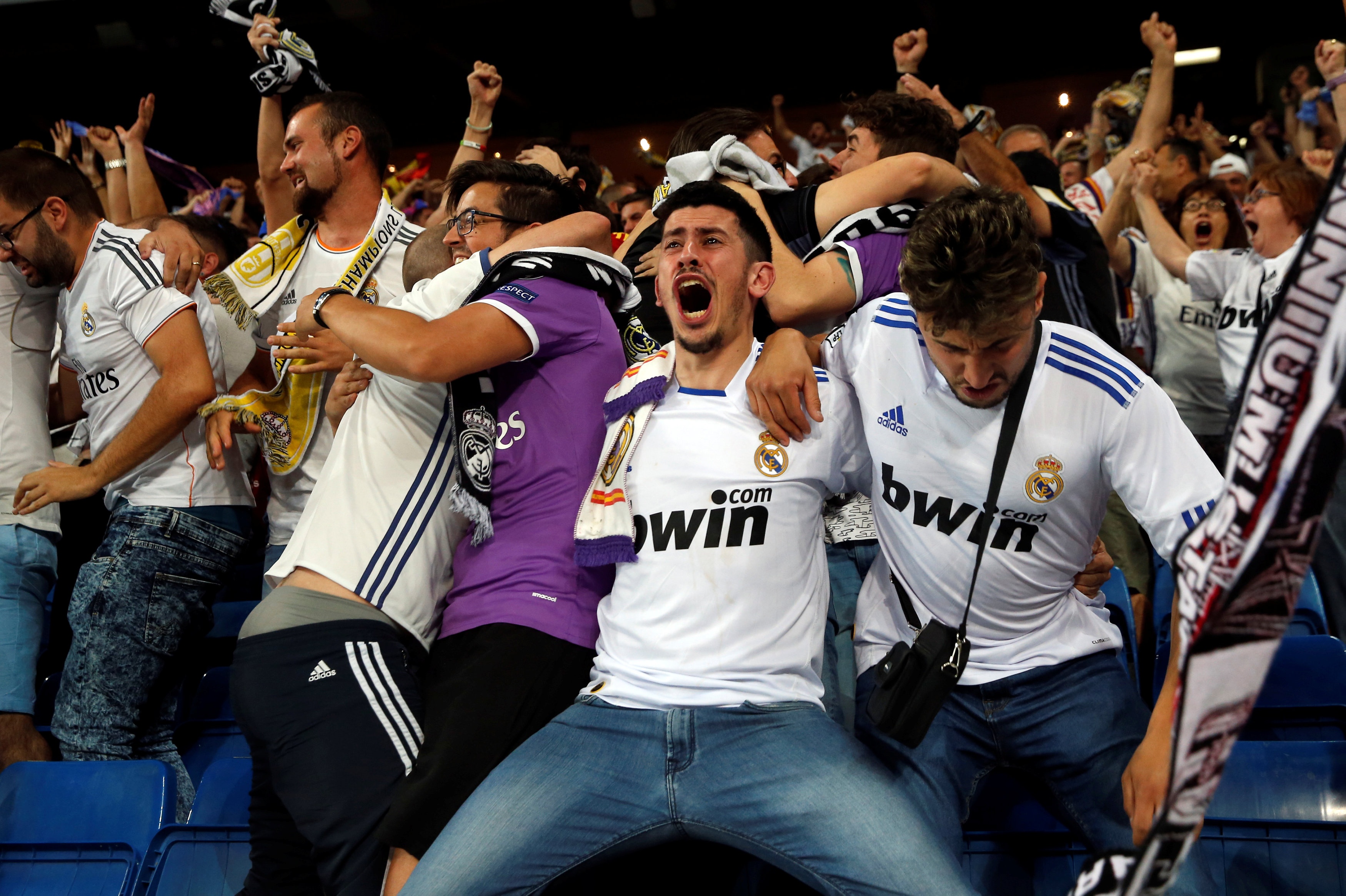 CDV Real hanh phuc,  Juve bat khoc anh 1