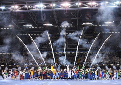 Phao hoa, am nhac giup chung ket Champions League cuong nhiet hinh anh