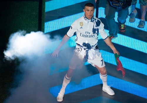 Ronaldo phan khich tai le mung cup Champions League hinh anh