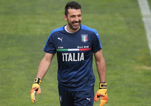 Buffon vui ve khi tro lai tap luyen hinh anh