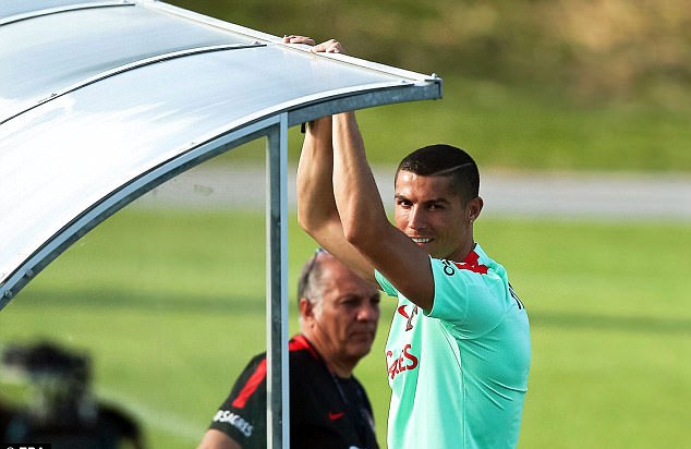Ronaldo vui ve truoc Confeds Cup anh 2