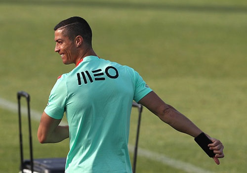 Ronaldo cung dong doi vui ve truoc khi du Confeds Cup hinh anh