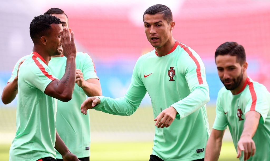 Ronaldo biểu diễn kỹ thuật ảnh 4 Ronaldo bieu dien ky thuat anh 4