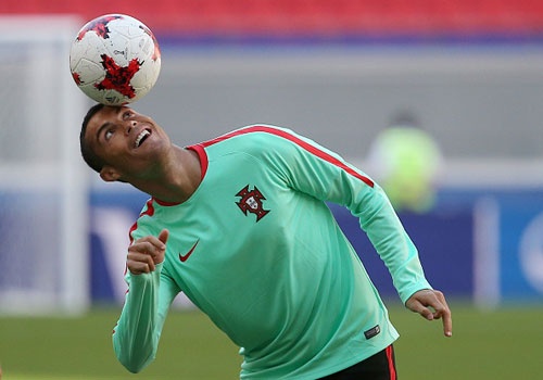 Ronaldo bieu dien ky thuat truoc tran ra quan o Confeds Cup hinh anh