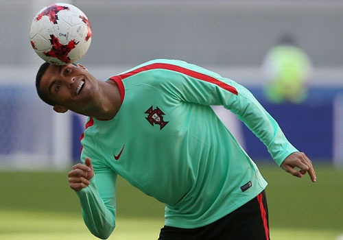 Ronaldo va Pepe treu dua tren san tap hinh anh