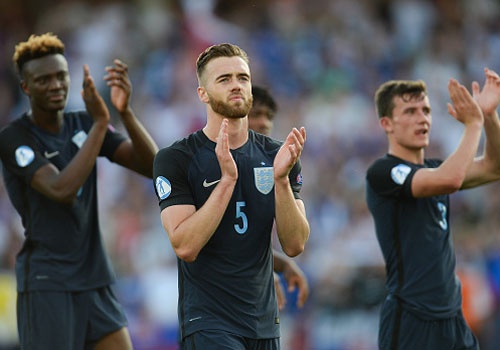 Tai nang tre Premier League giup U21 Anh len ngoi dau bang hinh anh