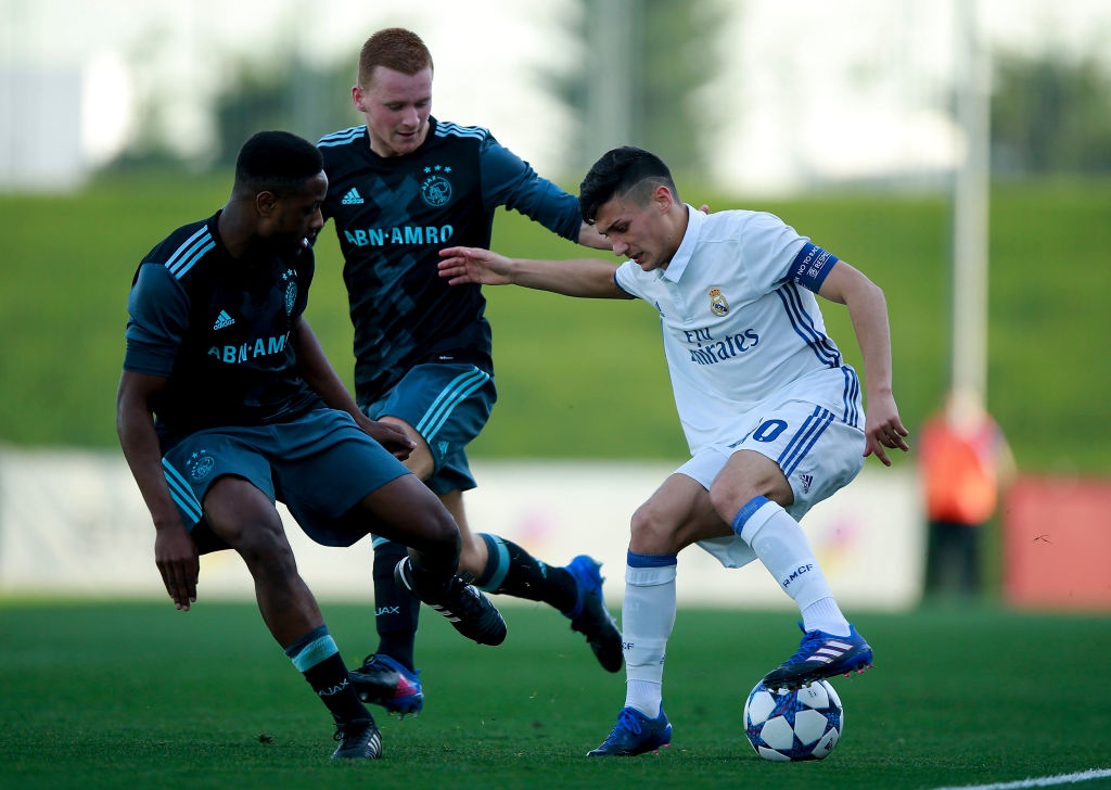 4 sao tre duoc len doi mot Real anh 2