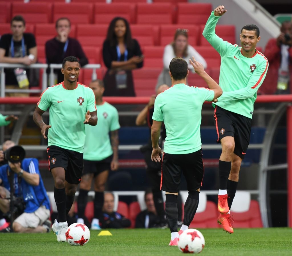 Ronaldo tranh danh hieu vua pha luoi anh 7