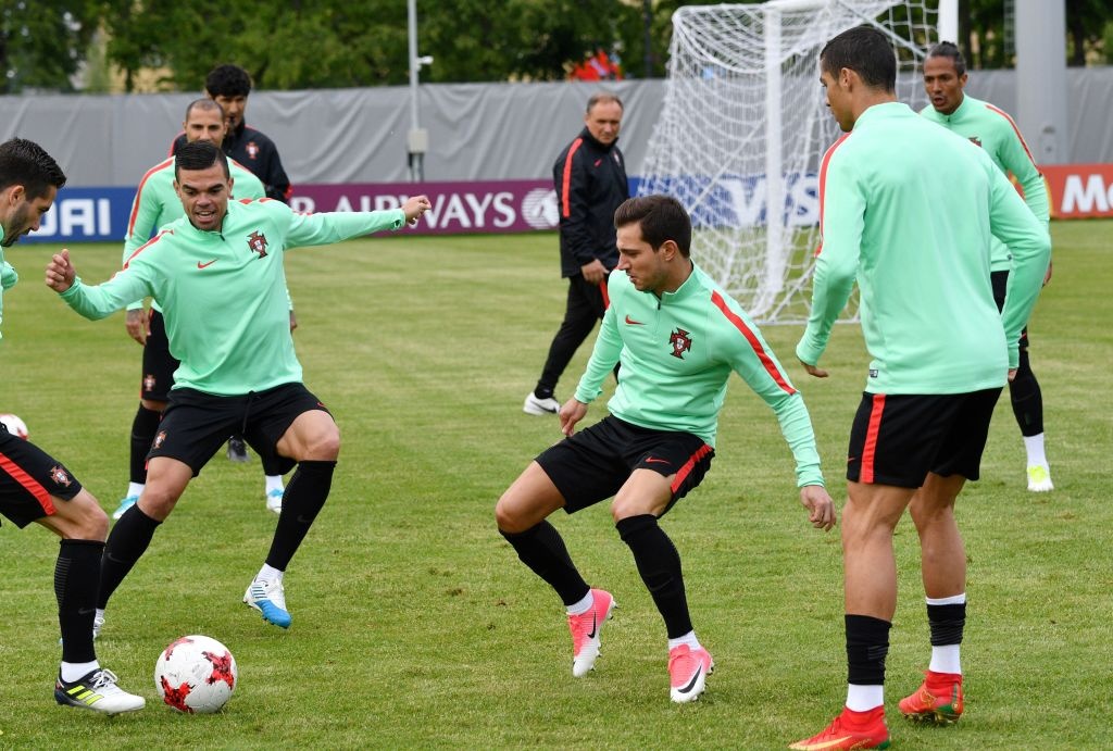 Ronaldo tranh danh hieu vua pha luoi anh 8