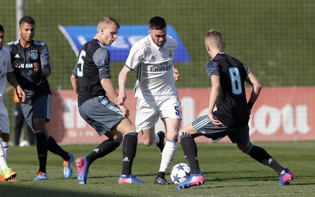 4 sao tre duoc len doi mot Real anh 3