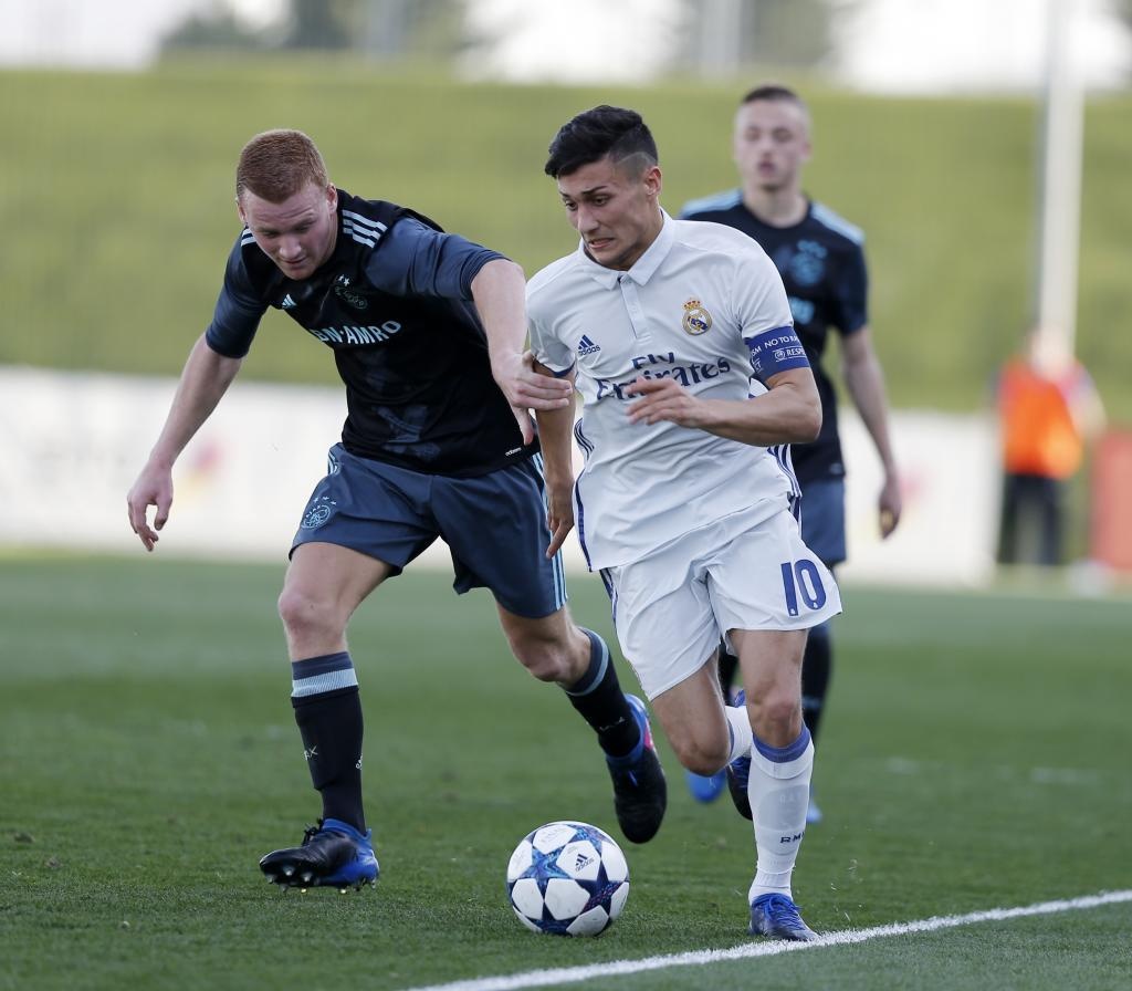 4 sao tre duoc len doi mot Real anh 1